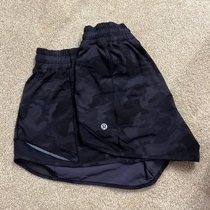 Black Camo Hotty Hot Low-Rise Lined Short 2.5”